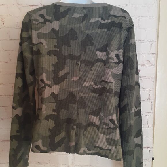 William Rast Kairah Camo Thermal Henley Top M - Picture 7 of 7